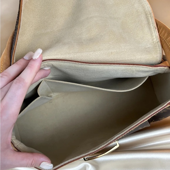 Louis Vuitton Beverly MM Shoulder Bag - Picture 12 of 15